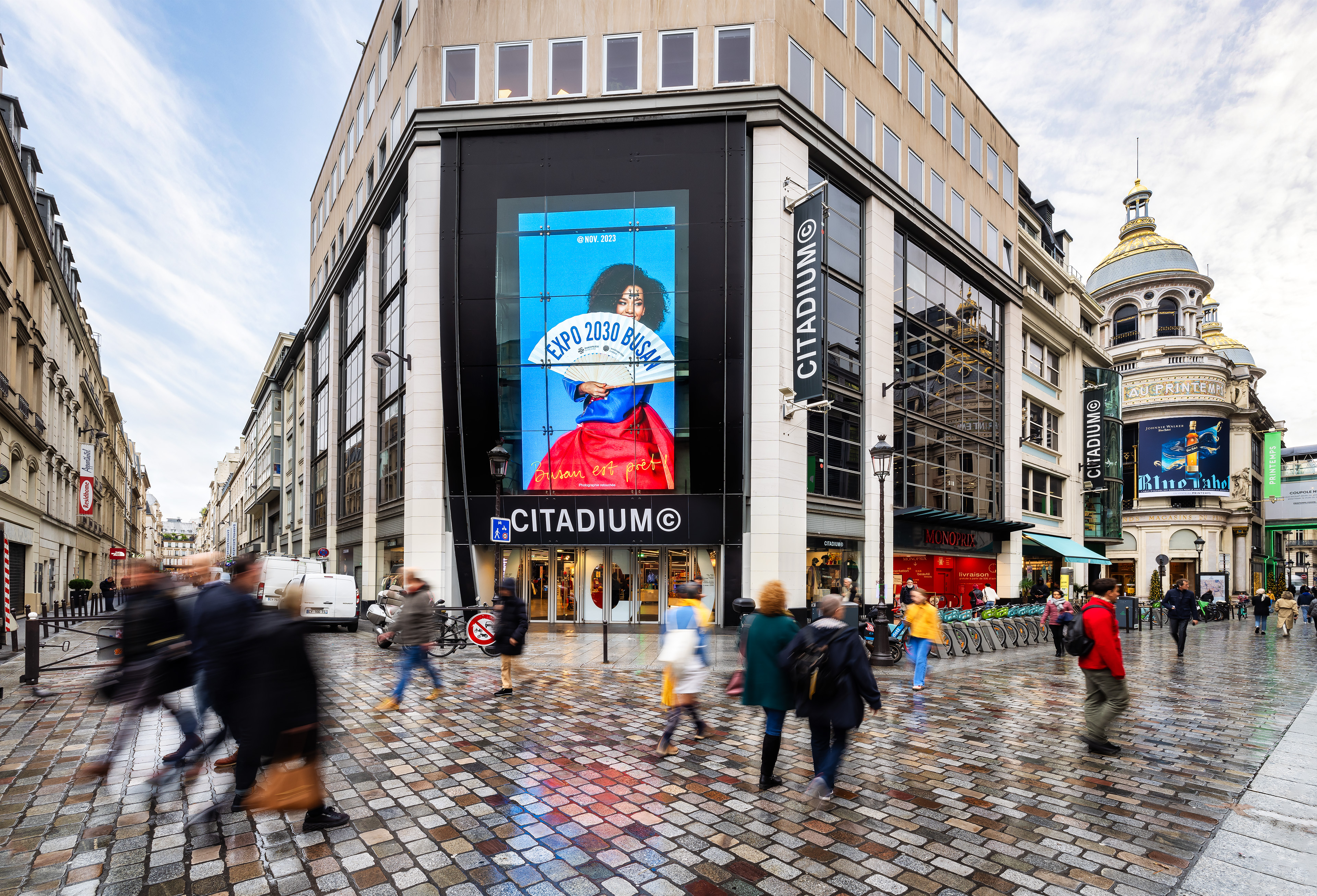 Une publicité pour Busan 2030 est projetée sur la façade du Citadium, à Paris. © Ville de Busan