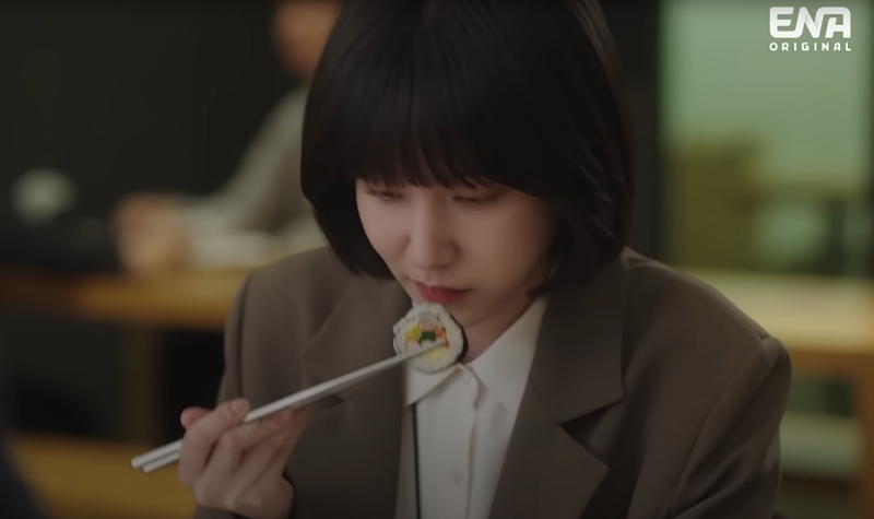 L’héroïne du drama « Extraordinary Attorney Woo », Woo Young-woo, en train de déguster un kimbap. © Capture d’écran de la chaîne YouTube de ENA