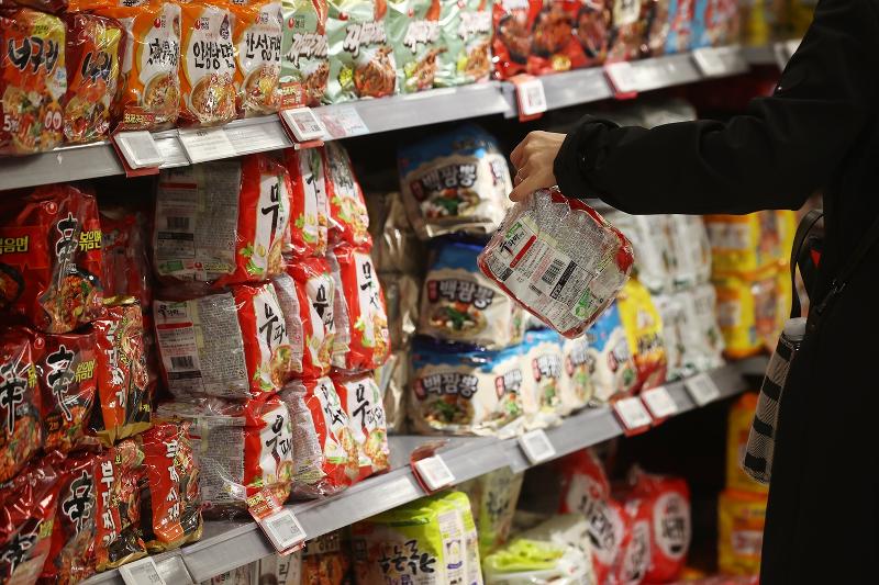 Un rayon de nouilles instantanées dans un hypermarché de Séoul. © Agence de presse Yonhap 