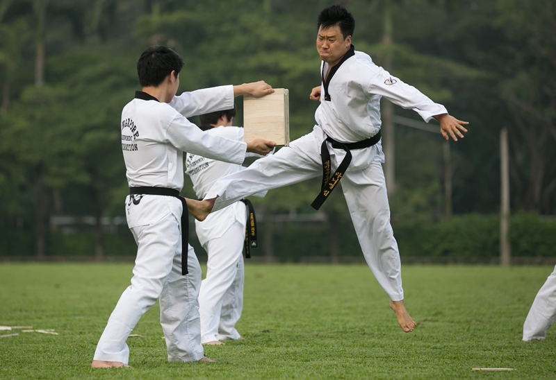 Kim Jong Yoon exécute un poomsae durant la Korea Cup 2015 au Singapore Polo Club, en octobre 2015.