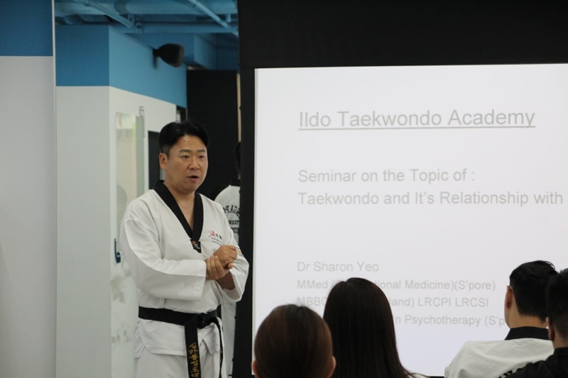 Kim Jong Yoon présente les objectifs et les orientations de son programme de taekwondo spécial séniors, dans le quartier de Bukit Timah, à Singapour, en août 2023.