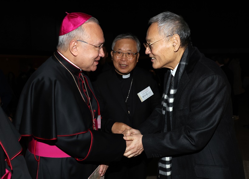 Le ministre sud-coréen de la Culture Yu In-chon (à gauche) salue l'archevêque Edgar Pena Parra, substitut du secrétariat d'État du Vatican, lors d'une exposition célébrant le 60e anniversaire des relations diplomatiques entre la Corée du Sud et le Vatican à Séoul, le 17 novembre 2023. © Agence de presse Yonhap 