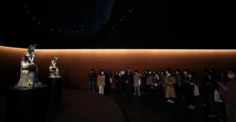 Lors de l’inauguration de la salle « A Room of Quiet Contemplation », qui abrite la Statue en bronze doré de Maitreya méditant, le 11 novembre 2021. © Korea.net DB