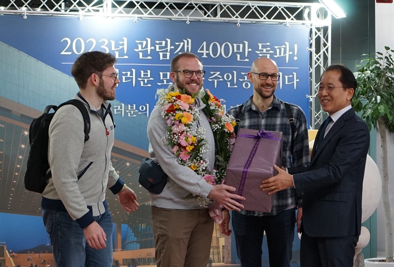 Le directeur du musée national de Corée, Yoon Sung Yong, célèbre le quatre millionième visiteur, Sam Nicoles (deuxième à gauche), le 13 décembre 2023. © Musée national de Corée