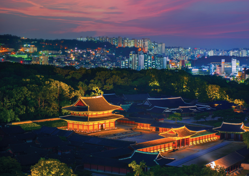 At night, Changdeokgung Palace becomes far more colorful and magical under the moonlight and lighting.