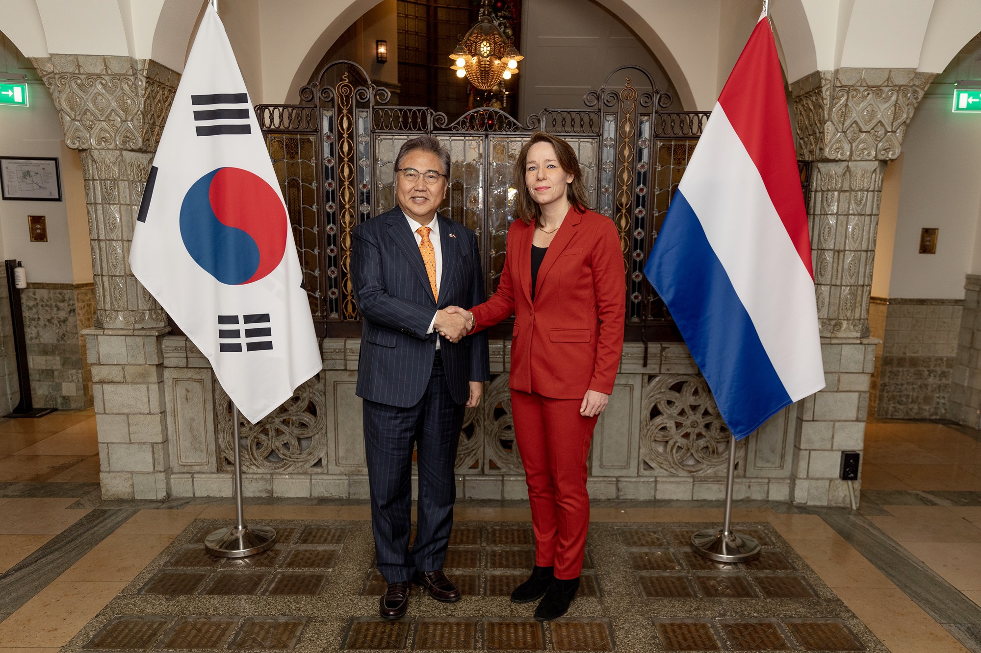 Park Jin et son homologue néerlandais Hanke Bruins Slot au bureau du Premier ministre néerlandais Mark Rutte à La Haye le 13 décembre 2023. © Ministère des Affaires étrangères 
