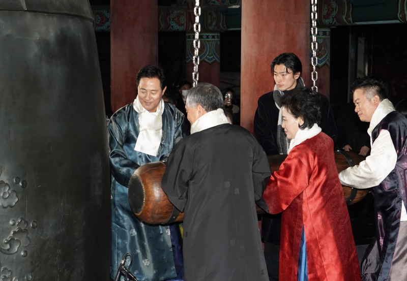 Le maire de Séoul, Oh Se-hoon, le joueur de l'équipe nationale de football, Cho Gue-sung, et des habitants de Séoul sélectionnés le 1er janvier 2023, font sonner le beffroi de Bosingak pour marquer la nouvelle année. © Municipalité de Séoul 