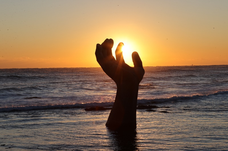 Le lever de soleil au-dessus de la statue d'une main symbolisant la coexistence sur la place du lever de soleil de Homigot à Pohang, dans la province de Gyeongsang du Nord. © Ville de Pohang 