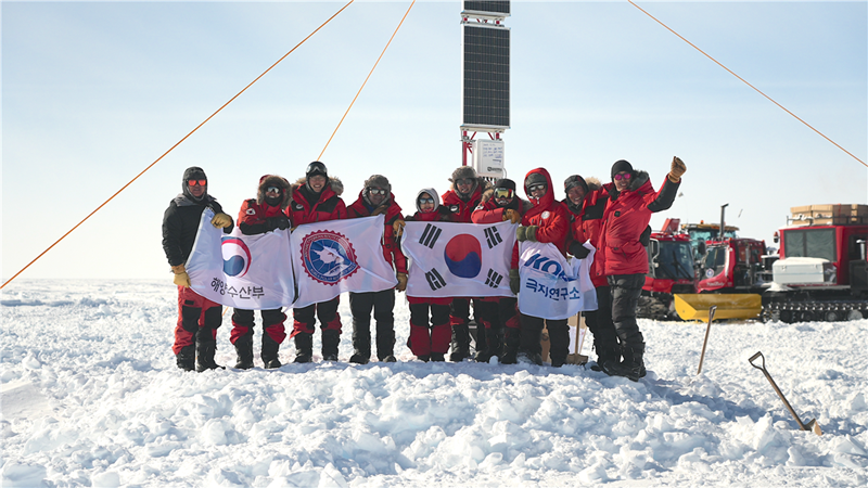 Les membres de l'expédition après son arrivée sur le terrain de la future base sud-coréenne en Antarctique. © Institut coréen pour la recherche polaire
