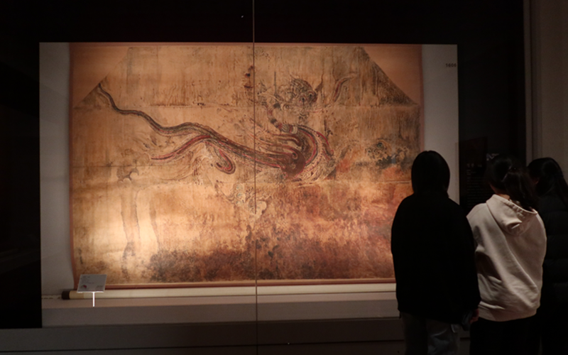 Le musée national de Corée propose jusqu’au 7 avril l’exposition « Finding dragons at the Museum ». Sur la photo, des visiteurs admirent la grande peinture de dragon des tombes de Koguryo, le 27 décembre 2023. © Hong Angie / Korea.net