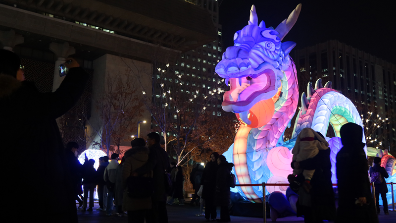 Une grande sculpture en papier traditionnel coréen à l’effigie d’un dragon a été installée sur la place Gwanghwamun de Séoul afin de célébrer la nouvelle année 2024. © Lee Jun Young / Korea.net