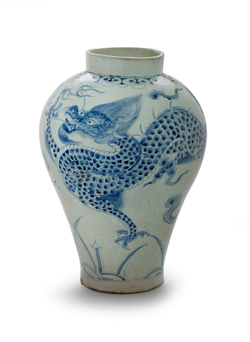 Le musée folklorique national de Corée accueille jusqu’au 3 mars une exposition spéciale dédiée au dragon. La photo montre une jarre en porcelaine blanche avec motif de nuages et de dragon sous glaçure bleue datant de la dynastie Joseon. © Musée folklorique national de Corée 