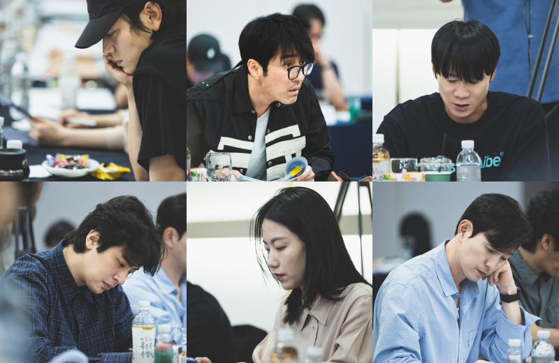 Des acteurs lisent des scripts pour le film 