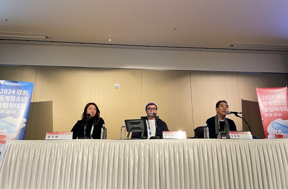 De gauche à droite : Angy Hwang, responsable de la mise en scène, Apollo Jang, directeur artistique, et Jace Oh, producteur général, participent à une conférence de presse, à Gangneung, le 11 janvier 2024.