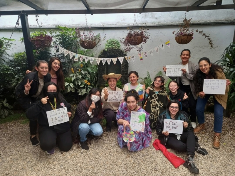 Les élèves de l’Institut Roi Sejong de Bogota posent avec leurs travaux réalisés lors d’un atelier de calligraphie organisés à l’occasion du 10e anniversaire de l’Institut, en septembre 2022.