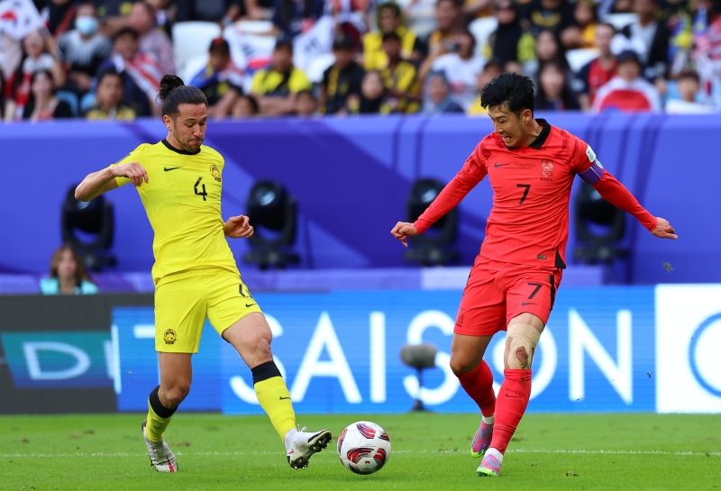 Son Heung-min tente une frappe lors du dernier match de la phase de poules du groupe E contre la Malaisie, au stade Al Janoub d’Al Wakrah, au Qatar, le 25 janvier 2024. © Agence de presse Yonhap