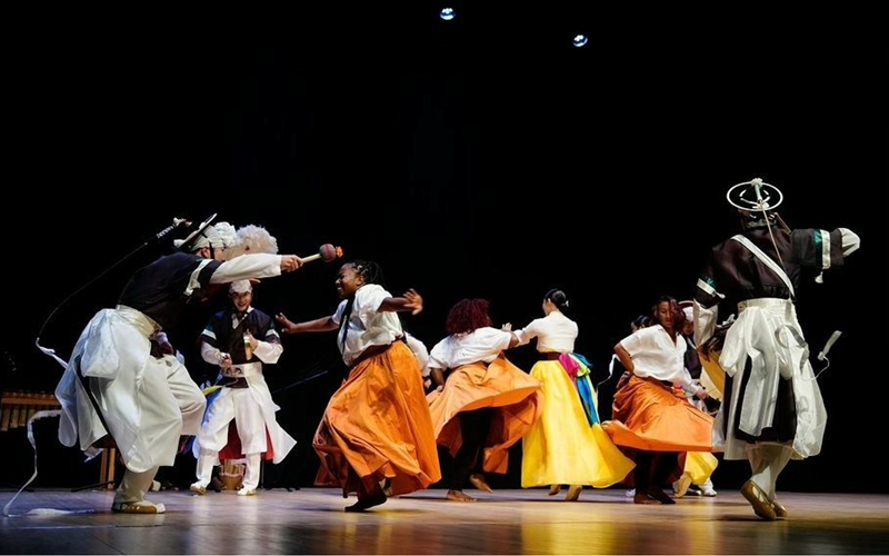 Des danseurs de la Tumaco Traditional Culture Preservation Society de Medellín et de l'université des arts de Corée se produisent sur la scène de l'université de Los Andes lors d’un spectacle collaboratif de mélange des cultures coréenne et colombienne, le 8 septembre 2023. <br>