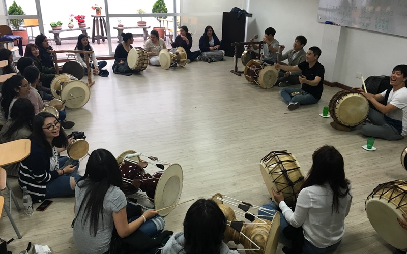 Des étudiants de l’Institut Roi Sejong de Bogota participent à un atelier de découverte de Samulnori, le 28 septembre 2019. 