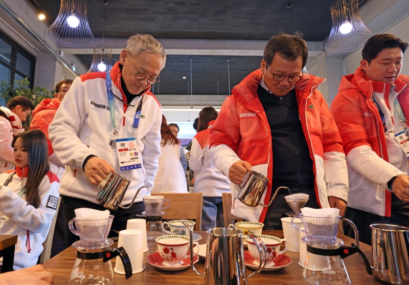 Le ministre de la Culture, des Sports et du Tourisme Yu In Chon fait du café aux Bohemian Roasters de Gangneung, dans la province du Gangwon, le 26 janvier 2024.