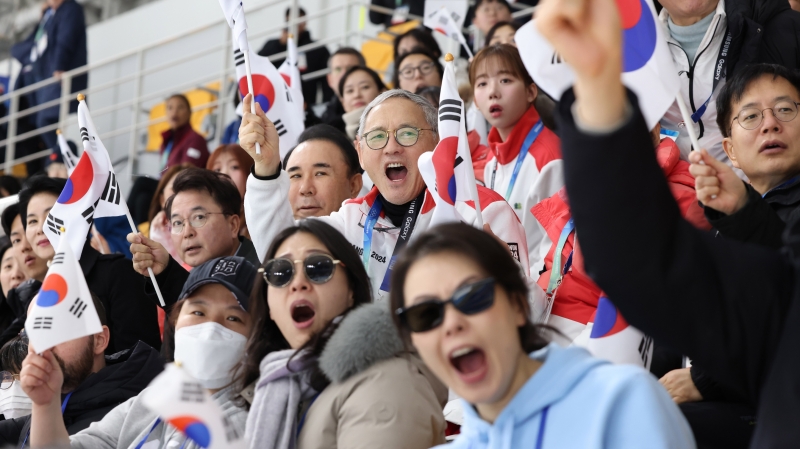 Le ministre de la Culture, des Sports et du Tourisme Yu In Chon encourage l’équipe nationale lors de l’épreuve de patinage de vitesse en départ groupé, à l’Ovale de Gangneung, le 26 janvier 2024.