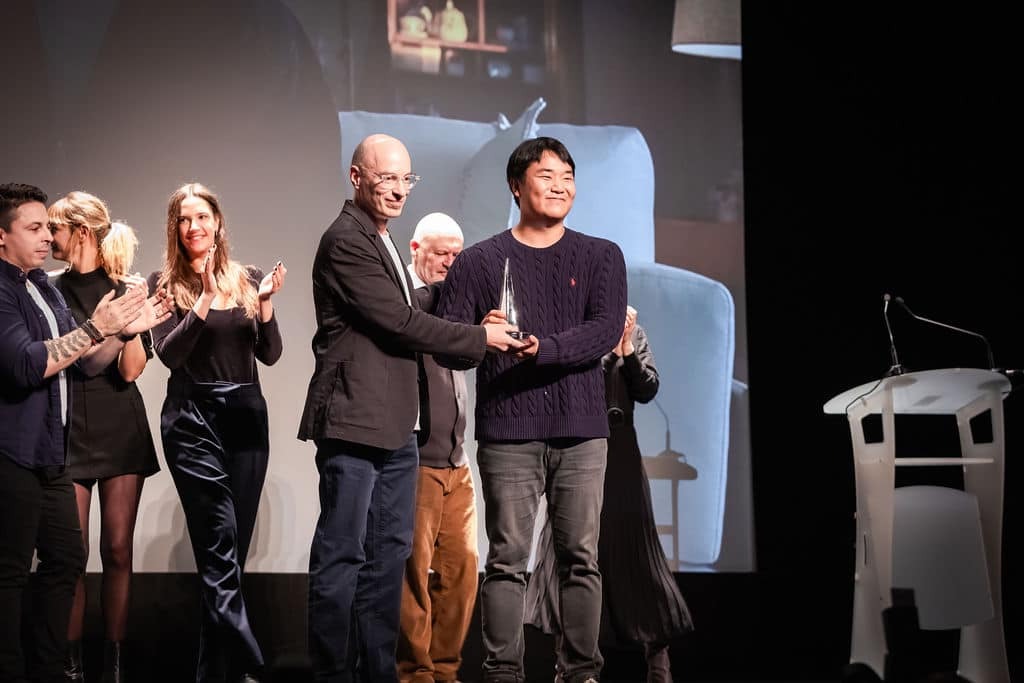 Jason Yu reçoit le Grand Prix du Festival international du film fantastique de Gérardmer des mains du président du jury Bernard Werber, le 28 janvier 2024. © Compte Facebook du Festival international du film fantastique de Gérardmer