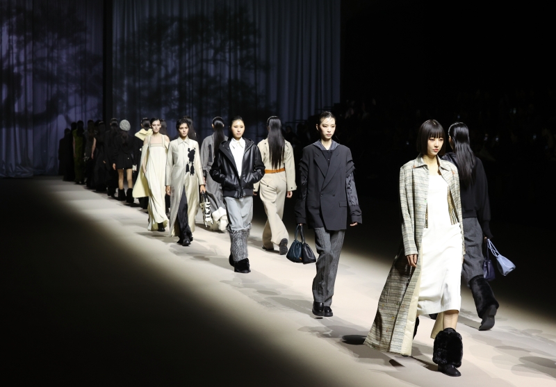 Des mannequins défilent à l'inauguration de la Seoul Fashion Week automne-hiver 2024, à la Dongdaemun Design Plaza, le 1er février 2024.