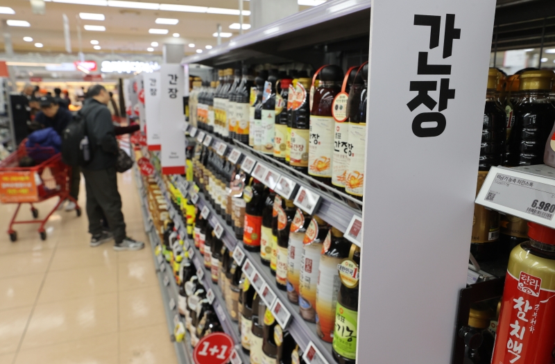 Le rayon d’un supermarché de Séoul. Les exportations de sauces coréennes ont atteint un niveau record l’année dernière. © Agence de presse Yonhap
