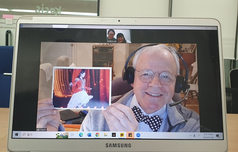 Zev Rattet, un Américain tombé amoureux de la culture coréenne, montre une photo de sa chanteuse et actrice coréenne préférée, IU, lors d'une interview accordée à Korea.net, le 4 mars 2024. © Lee Kyoung Mi / Korea.net