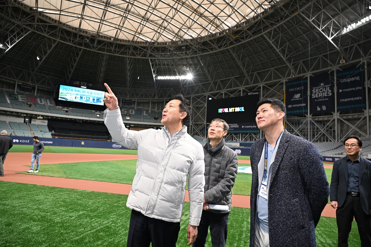 Le maire Oh Se hoon se rend au Gocheok Sky Dome, stade de baseball situé à Séoul, pour inspecter la situation actuelle à l’approche des matchs de baseball de « 2024 MLB World Tour: Seoul Series » tenus du 20 mars au 21, le 12 mars 2024.