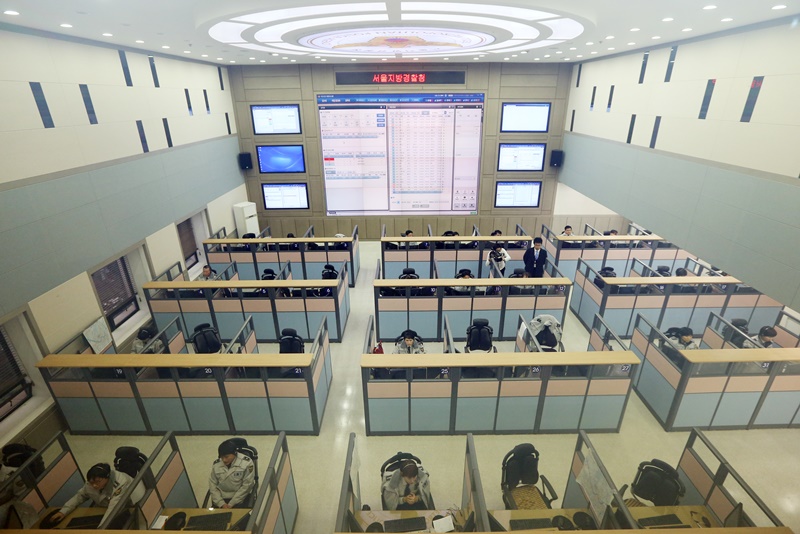 Le centre d’appel d’urgence de la police, le 112, au commissariat central de Séoul. © Agence de presse Yonhap