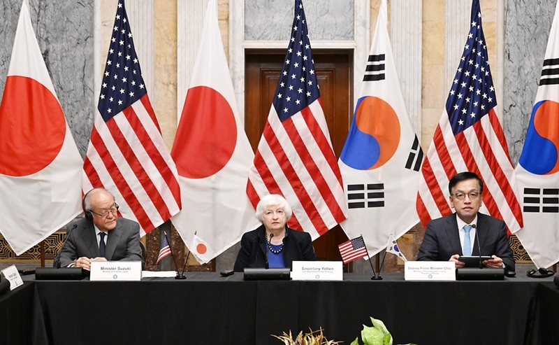 Choi Sang Mok, vice-premier ministre et ministre de l'Économie et des Finances (à droite), prononce un discours lors de la première réunion des ministres chargés des finances de la Corée, du Japon et des États-Unis au département du Trésor des États-Unis, à Washington, le 17 avril 2024. © Ministère de l'Economie et des Finances