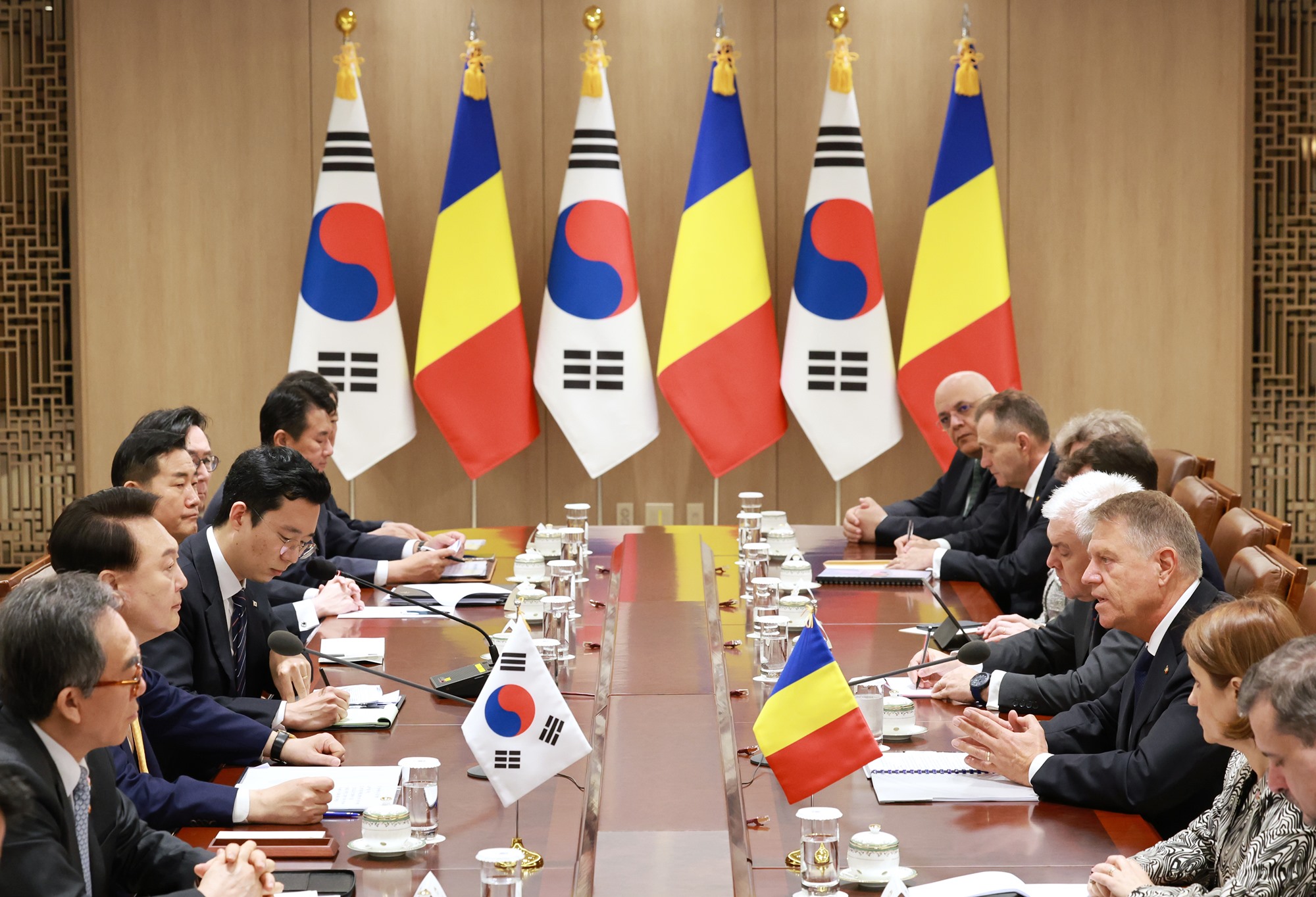 Un sommet élargi entre la Corée et la Roumanie a eu lieu au bureau présidentiel de Yongsan, à Séoul, le 23 avril 2024. © Agence de presse Yonhap