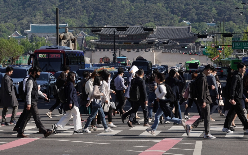 Des piétons traversent l’avenue Sejong, dans le centre de Séoul. © Agence de presse Yonhap