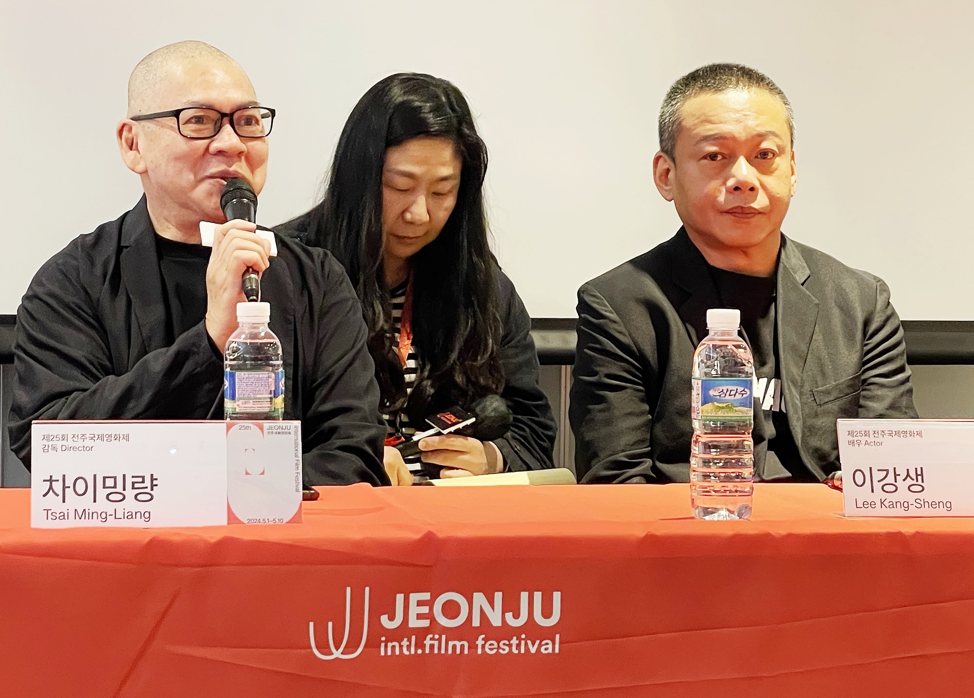 Le réalisateur taïwanais Tsai Ming-liang (à gauche) répond aux questions des journalistes lors de la conférence de presse pour sa série Walker tenue dans le cadre du 25e Festival international du film de Jeonju (JIFF), le 3 mai 2024.