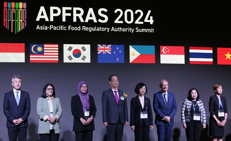 Le Premier ministre Han Duck-soo (au centre) et la ministre de la Sécurité sanitaire de l'alimentation et du médicament, Oh Yu-kyoung (à sa gauche) posent avec les participants au Asia-Pacific Food Regulatory Authority Summit (APFRAS) 2024, à Séoul, le 13 mai 2024.