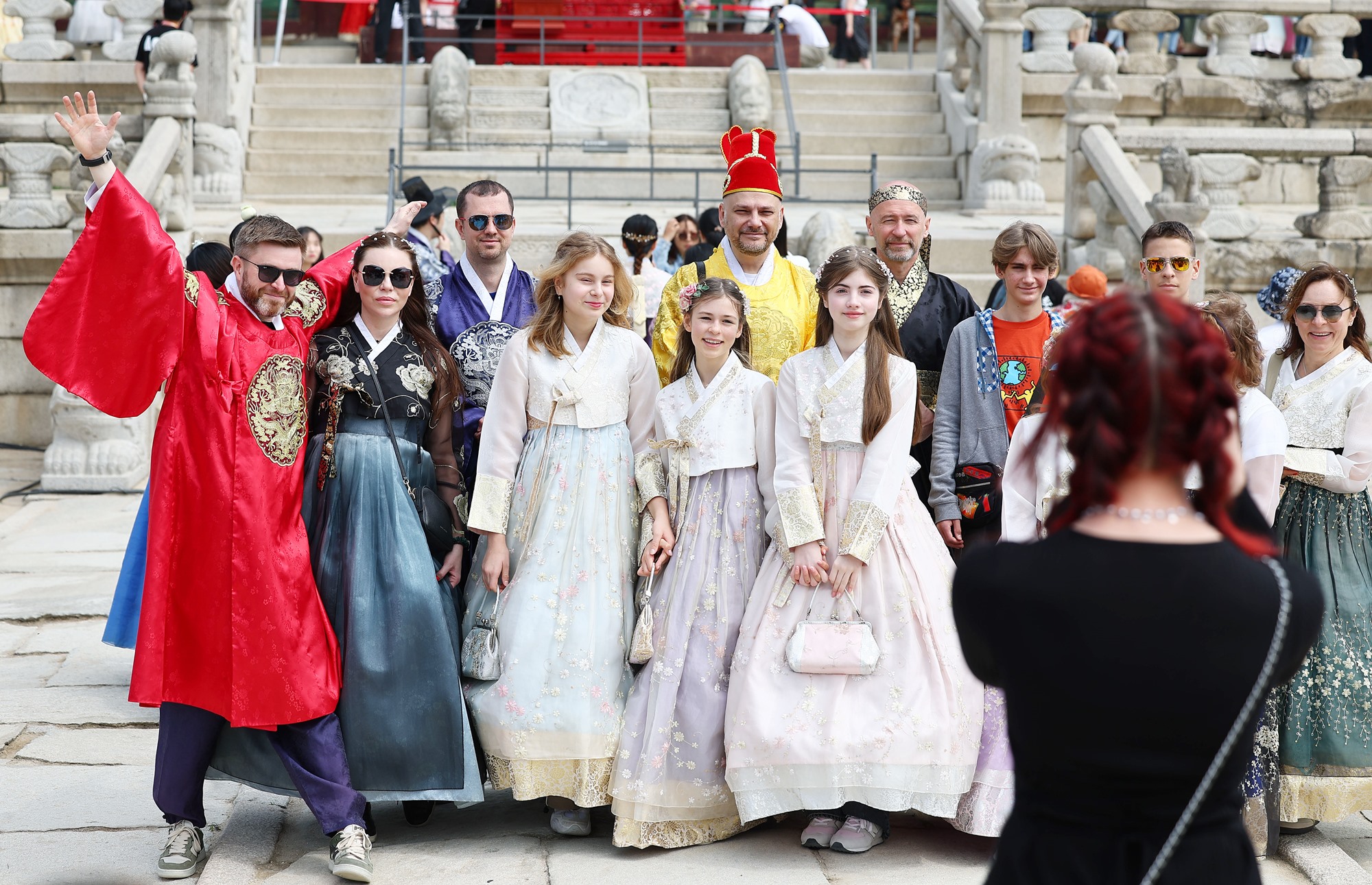 Les touristes étrangers vêtus du hanbok posent au palais Gyeongbokgung, le 1er mai 2024. © Agence de presse Yonhap
