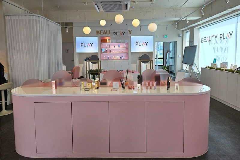 Une des collections de cosmétiques coréens exposés au deuxième étage du Beauty Play de Hongdae, à Séoul. 