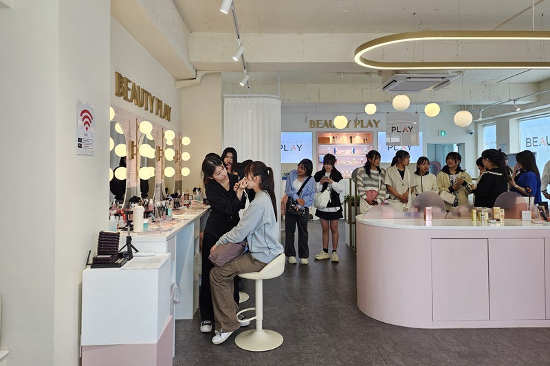 Des élèves du lycée Higashi de Matyusamai, au Japon, participent à une séance de maquillage organisée par le Beauty Play de Hongdae, le 9 mai 2024.