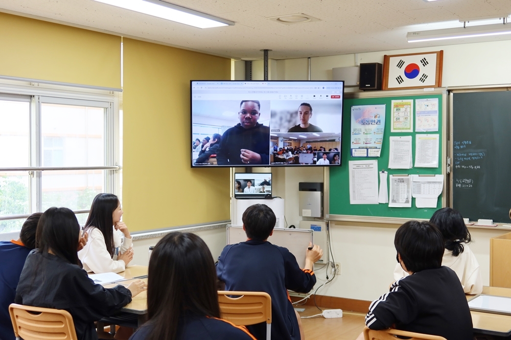Les élèves de 4e du collège Sanjeong de Gwangju saluent leurs camarades du collège Théodore Monod de Gagny, après leur cours en visioconférence, le 21 mai 2024.