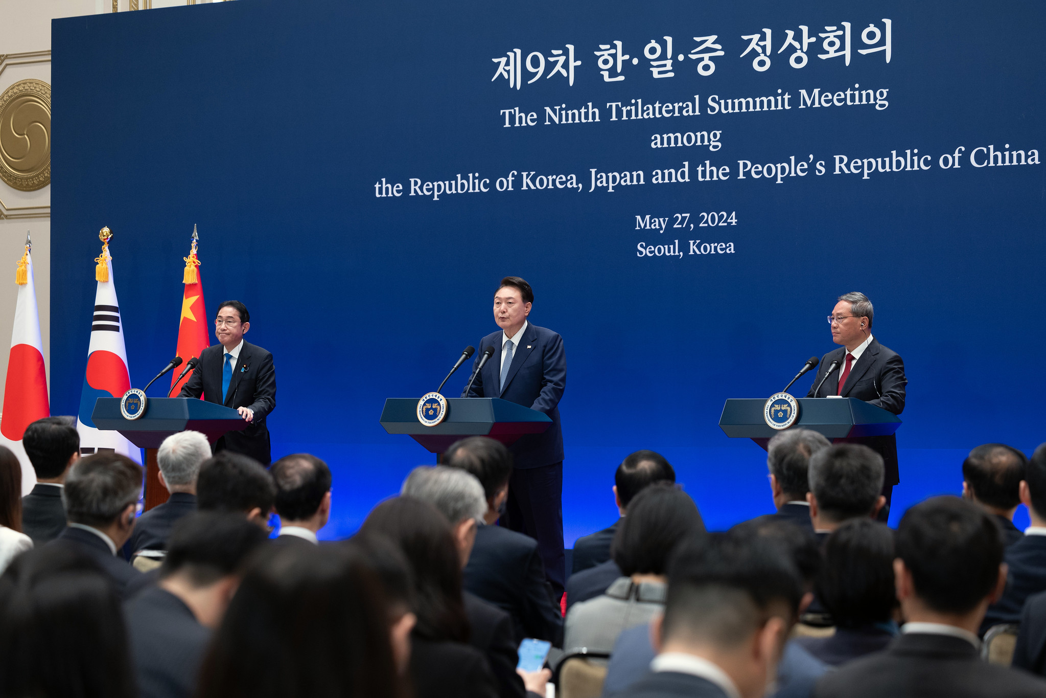 Le Premier ministre japonais Fumio Kishida, le président Yoon Suk Yeol et le Premier ministre chinois Li Qiang lors du 9e sommet trilatéral Corée-Chine-Japon, au Yeongbingwan de Cheong Wa Dae, à Séoul, le 27 mai 2024. © Yang Seung Hak / Bureau présidentiel