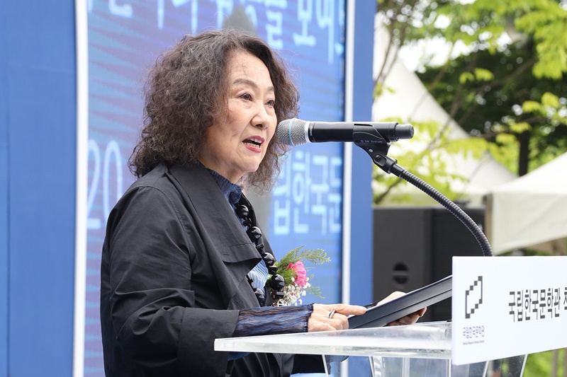 La directrice du musée national de la littérature coréenne Moon Chung-hee prononce un discours lors de la cérémonie pour le début des travaux du musée, le 20 mai 2024. © Musée national de la littérature coréenne