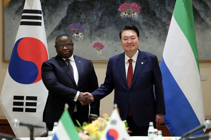 Le président Yoon Suk Yeol et le président de la Sierra Leone, Julius Maada Bio, lors d’un sommet bilatéral tenu en marge de la 78e Assemblée générale des Nations unies, à New York, aux États-Unis, en septembre 2023. © Kim Yongwii / Bureau présidentiel