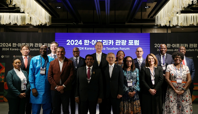 Le ministre de la Culture, des Sports et du Tourisme, Yu In Chon, pose avec les participants au forum du tourisme Corée-Afrique 2024, à l’hôtel Four Seasons de Séoul, le 3 mai 2024.  