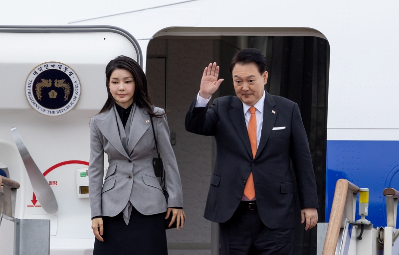 Le président Yoon Suk Yeol et son épouse Kim Keon Hee à bord de l’Air Force 1 à l’aéroport de Séoul, à Seongnam, dans le Gyeonggi, en décembre dernier. © Korea.net