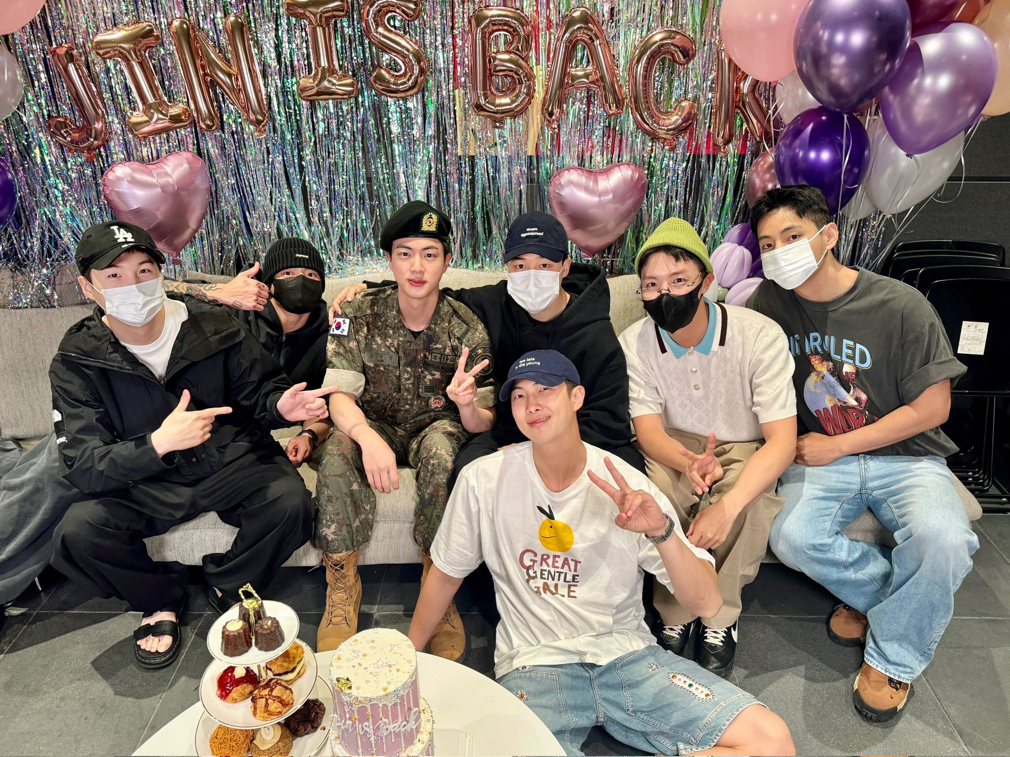 Sept membres de BTS rassemblés au siège de Hybe à Yongsan pour célébrer le retour de Jin (troisième à gauche). © Compte X de BTS