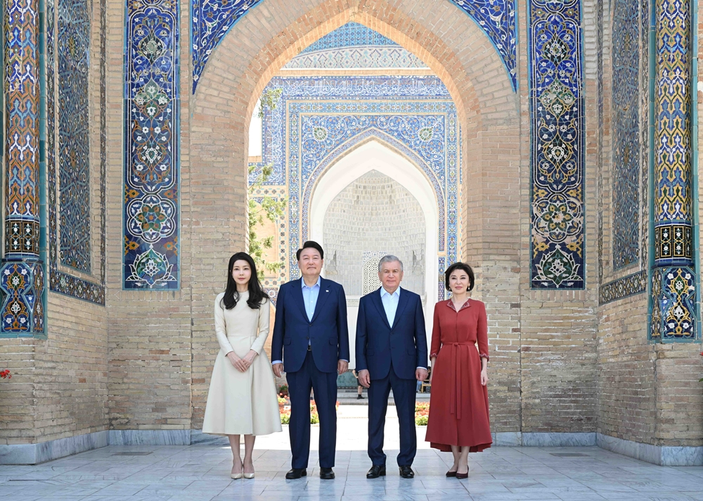 Le président Yoon Suk Yeol et son épouse Kim Keon Hee (à gauche) posent en compagnie du couple présidentiel ouzbek, Shavkat Mirziyoyev et Ziroatxon Hoshimova, au mausolée Gour Emir, à Samarcande, le 14 juin 2024. © Agence de presse Yonhap