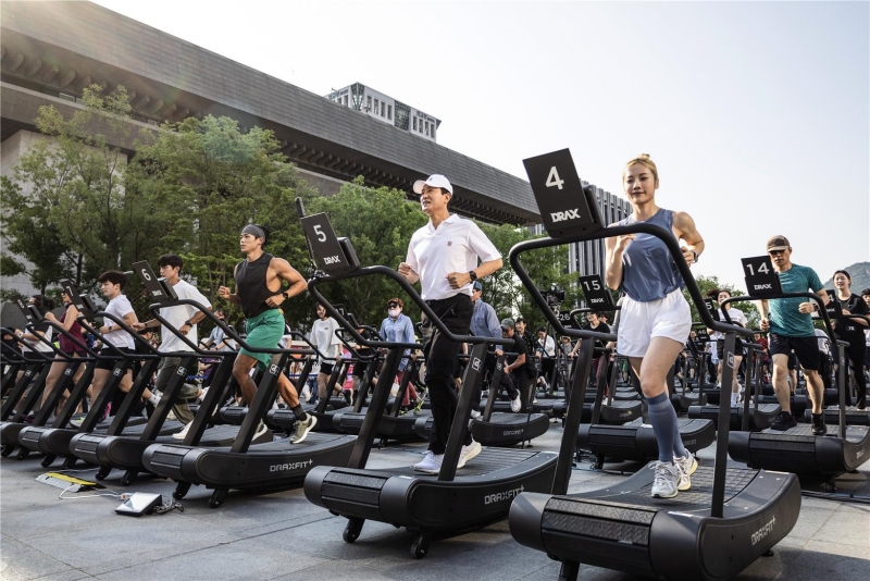 Le maire de Séoul Oh Se-hoon (deuxième à droite) participe au Treadmill Walking Challenge organisé dans le cadre du programme de santé « Wrist Doctor 9988 ». © Municipalité de Séoul