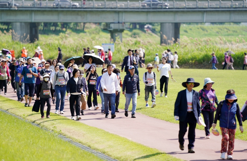 Les citoyens participent à un programme de marche organisé à Gwangju, dans la province du Gyeonggi, le 18 juin. © Municipalité de Gwangju
