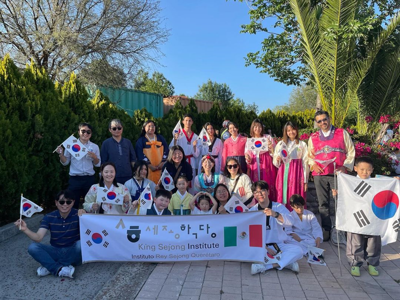Les élèves et les professeurs de l’Institut Roi Sejong de Querétaro participent au festival de la culture mondiale au parc du Bicentenaire de cette ville mexicaine, le 26 février 2024. © Compte Instagram de l'Institut Sejong de Querétaro
