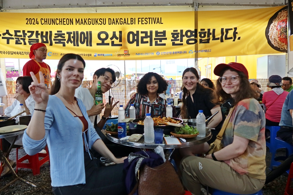 Un groupe de festivaliers profite du festival du dakgalbi et des makguksu de Chuncheon 2024. © Charles Audouin / Korea.net